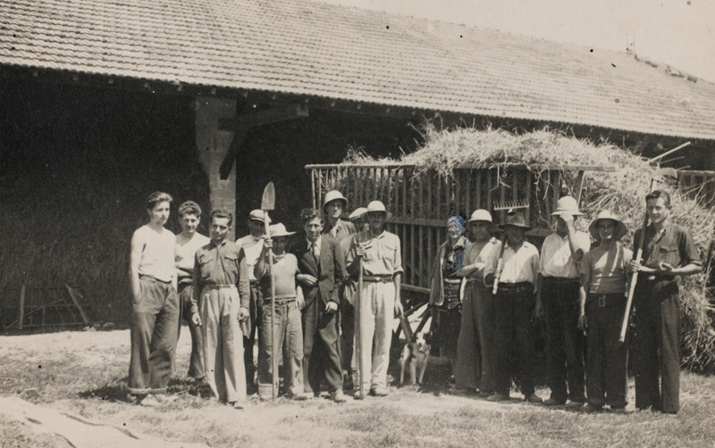 Albert Gleizes et Juliette Roche (au milieu) et des ouvriers agricoles aux Méjades, 1941(Centre Pompidou, musée national d'art moderne/cci, bibliothèque Kandinsky, fonds Gleizes)<br />
Photo Guy Carrard