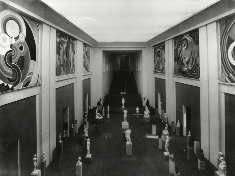 Le Hall des sculptures au Salon des Tuileries, 1938 (les deux décors d'Albert Gleizes se trouvent au fond à droite)<br />
(Centre Pompidou, musée national d'art moderne/cci, bibliothèque Kandinsky, fonds Gleizes)<br />
Photo Guy Carrard