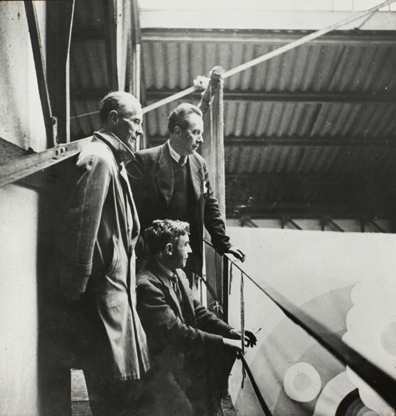 Rose Adler, <em>Jacques Villon, Robert Delaunay et Albert Gleizes sur le chantier du pavillon de l’aéronautique à l’exposition internationale de 1937</em> (Centre Pompidou, musée national d'art moderne/cci, bibliothèque Kandinsky, fonds Gleizes)<br />
Photo Guy Carrard