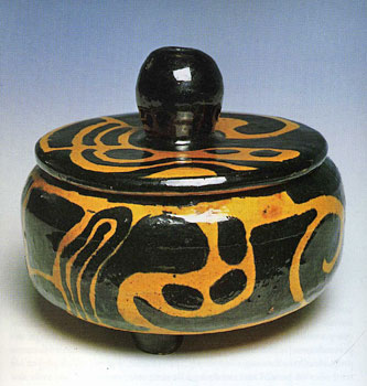 Pot tripode couvert, vers 1950<br />
Poterie vernissée<br />
20 x 17 cm<br />
Lyon, musée des Beaux-Arts